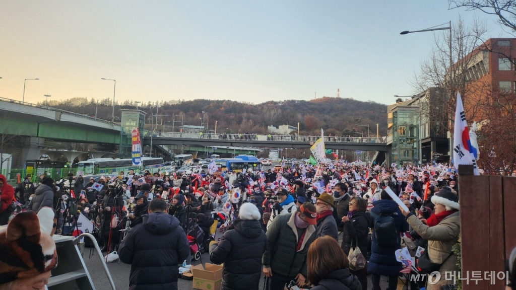 윤석열 대통령에 대한 체포영장이 발부된 31일 윤 대통령 지지자들이 서울 용산구 한남동 대통령 관저 앞에 집결했다. /사진=송정현 기자