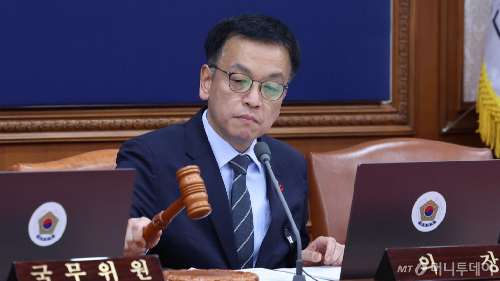 [서울=뉴시스] 최상목 대통령 권한대행 부총리 겸 기획재정부 장관이 31일 서울 종로구 정부서울청사에서 열린 국무회의에서 의사봉을 두드리고 있다. 2024.12.31. 