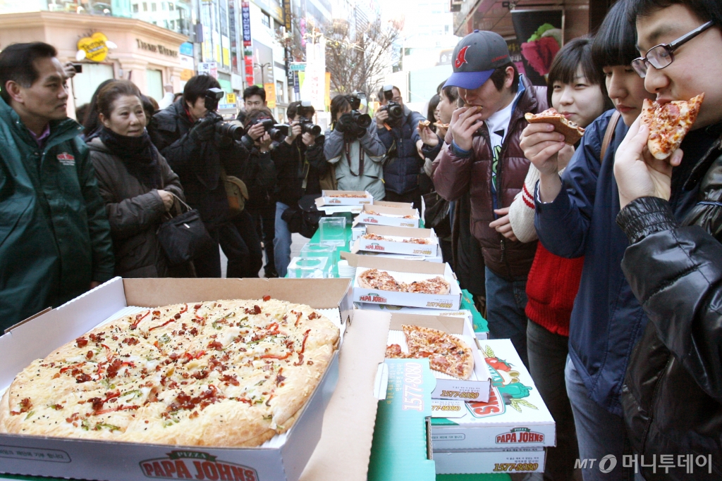 파파존스피자가 열었던 피자 시식회의 모습. 사진은 기사와 무관.  /사진=홍봉진 기자