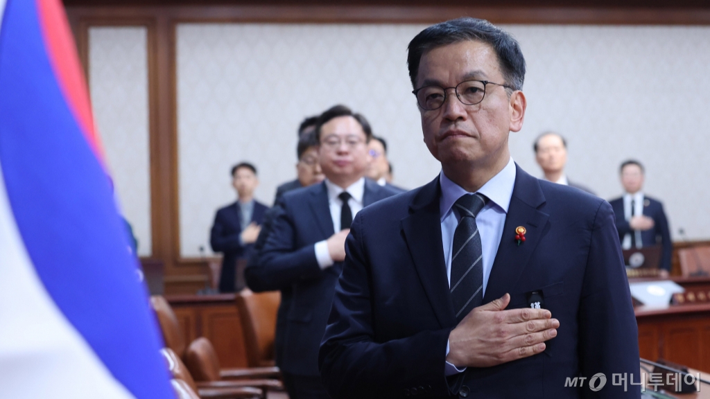 [서울=뉴시스] 조수정 기자 = 최상목 대통령 권한대행 부총리 겸 기획재정부 장관이 31일 서울 종로구 정부서울청사에서 열린 국무회의에서 국기에 대한 경례를 하고 있다. 2024.12.31. chocrystal@newsis.com /사진=조수정