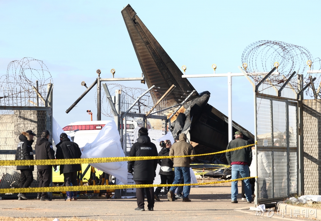 (무안=뉴스1) 김민지 기자 = 31일 오후 전남 무안국제공항 제주항공 여객기 참사 현장에서 미국 연방항공청, 교통안전위원회, 보잉 등 한미합동조사 관계자들이 사고 여객기와 충돌로 부서진 방위각 시설(로컬라이저) 등을 조사하고 있다. 2024.12.31/뉴스1 Copyright © 뉴스1. All rights reserved. 무단 전재 및 재배포, AI학습 이용 금지.