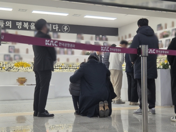 31일 오후 7시 전남 무안국제공항 1층에 마련된 탑승자 분향소에 일반인들이 조문하고 있다./사진=박진호 기자