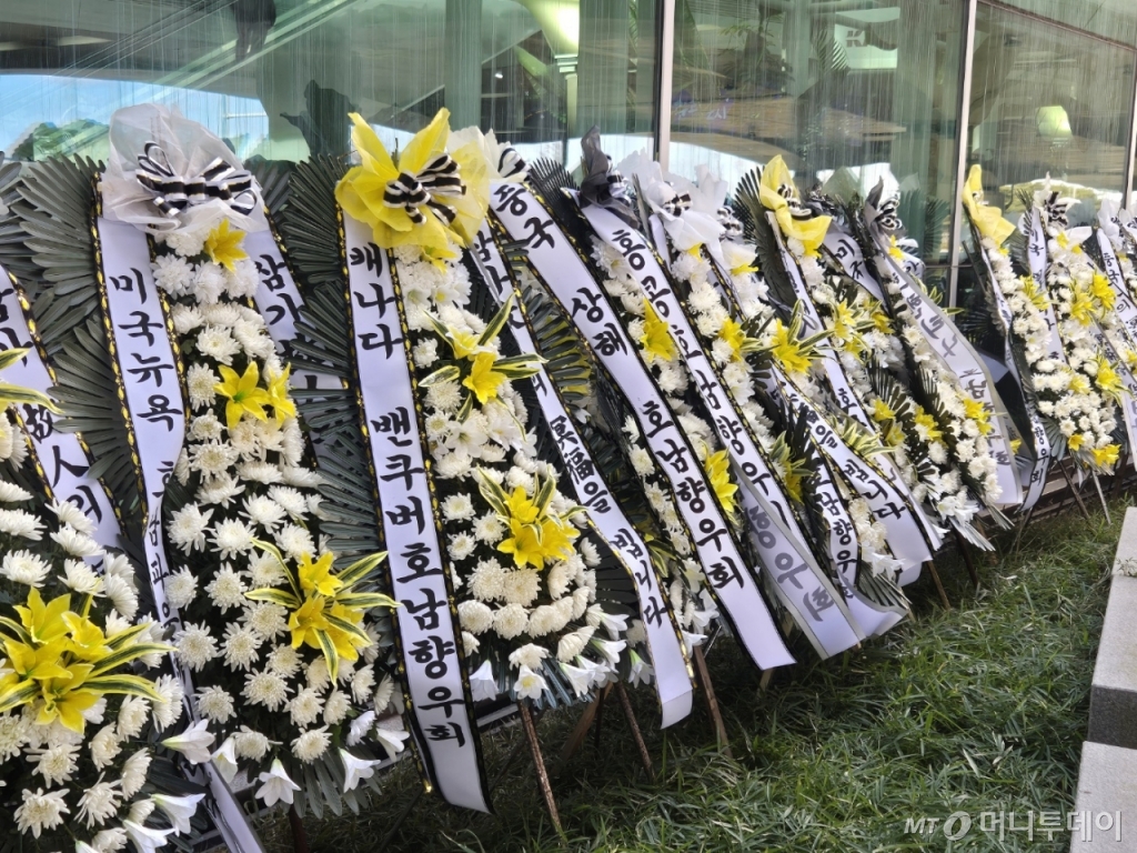 31일 오후 7시 전남 무안국제공항 1층에 유가족과 시민을 위한 합동분향소가 운영을 시작했다. 분향소 공간이 협소해 근조 화환은 공항 게이트 밖에 2열로 줄지어 놓였다. 인도네시아, 필리핀, 베트남, 미국 등 해외 교민들도 근조 화환을 보내 추모에 동참했다./사진=박진호 기자
