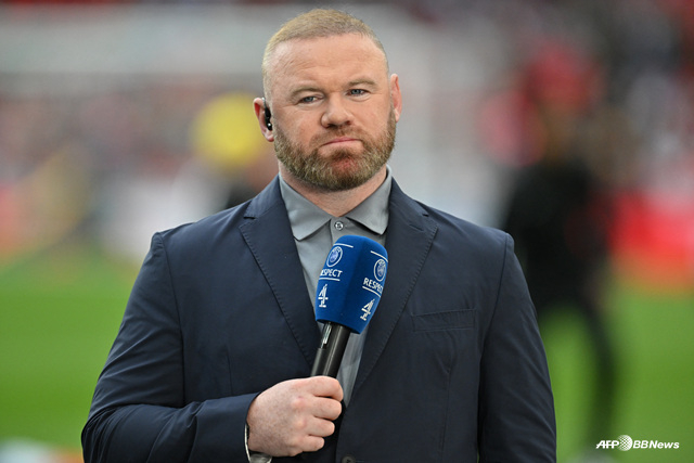 인터뷰하는 웨인 루니 감독. /AFPBBNews=뉴스1