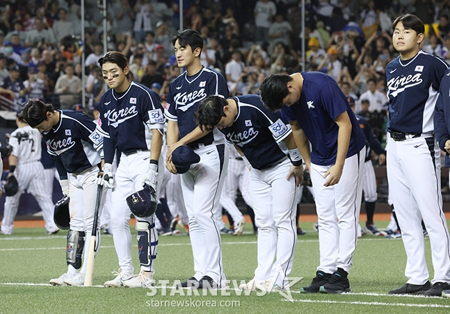 '2024 WBSC 프리미어12' B조 예선 한국-일본전이 2024년 11월 15일 대만 타이베이돔에서 열렸다. 한국 선수들이 일본에 3-6으로 패한 후 응원단에 인사하고 있다. /사진=김진경 대기자