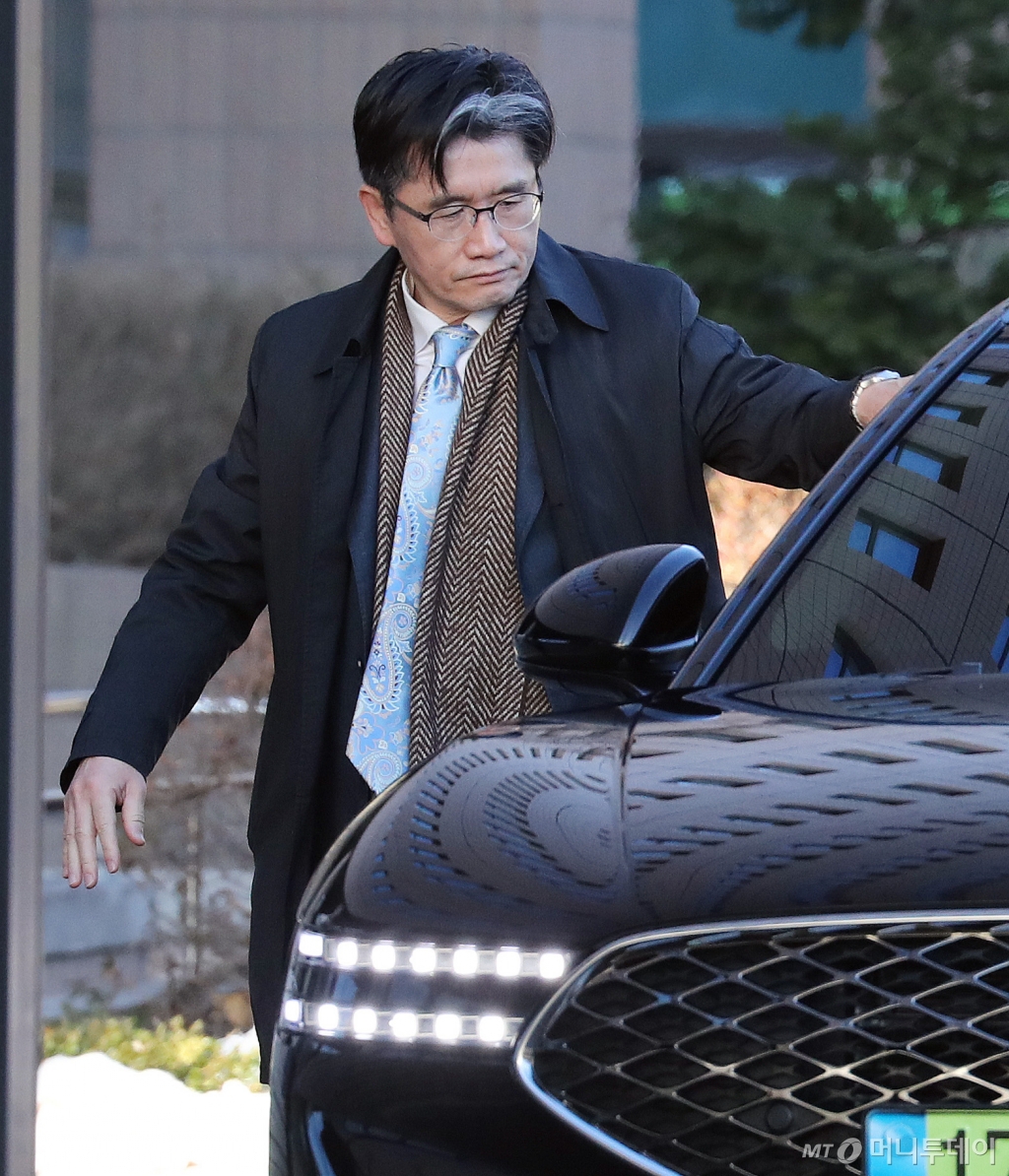 (과천=뉴스1) 구윤성 기자 = 오동운 공수처장이 30일 오전 경기 과천시 정부과천청사 고위공직자범죄수사처로 출근하고 있다. 2024.12.31/뉴스1 Copyright © 뉴스1. All rights reserved. 무단 전재 및 재배포, AI학습 이용 금지. /사진=(과천=뉴스1) 구윤성 기자