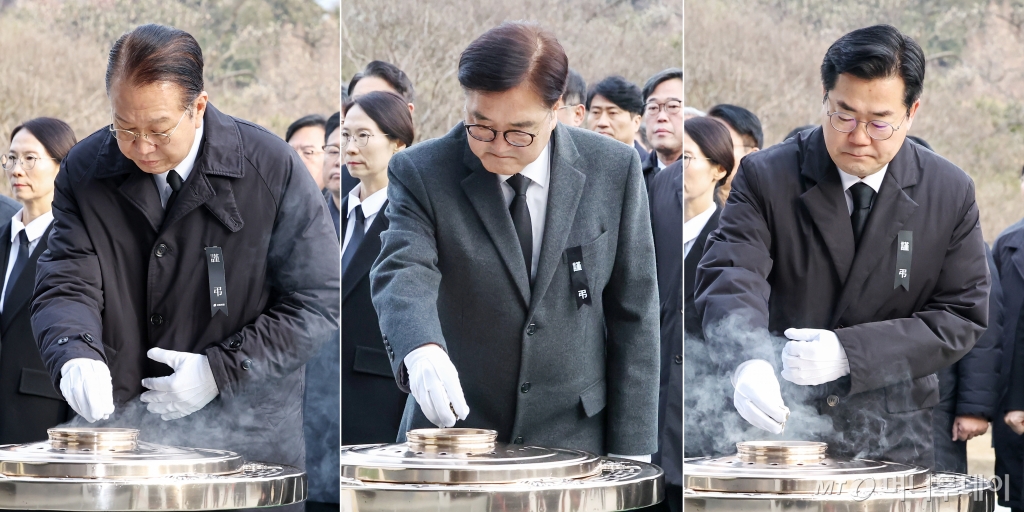 권영세 국민의힘 비상대책위원장(왼쪽부터)과 우원식 국회의장, 박찬대 더불어민주당 원내대표가 2025년 을사년(乙巳年) 첫 날인 1일 오전 서울 동작구 국립서울현충원을 찾아 현충탑에 분향하고 있다. 2025.1.1/뉴스1 Copyright © 뉴스1. All rights reserved. 무단 전재 및 재배포, AI학습 이용 금지.