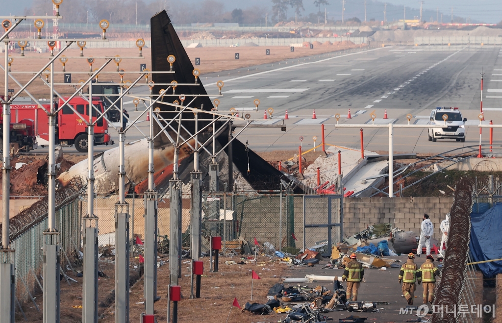 전남 무안군 무안국제공항 활주로에 동체 착륙을 시도하다 충돌 후 폭발한 제주항공 여객기의 흔적과 잔해가 남아 있다. /사진=뉴스1