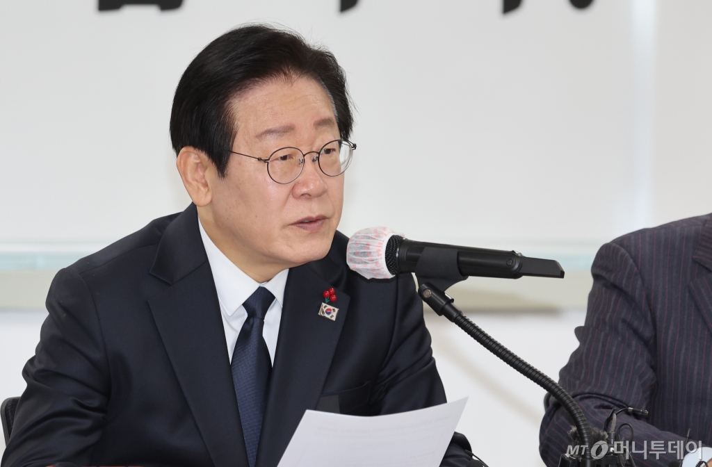 이재명 더불어민주당 대표가 30일 전남 무안 더불어민주당 전남도당 대회의실에서 열린 현장 최고위원회의 및 항공사고대책위원회 긴급 연석회의에서 발언하고 있다. 2024.12.30/사진=뉴스1 /사