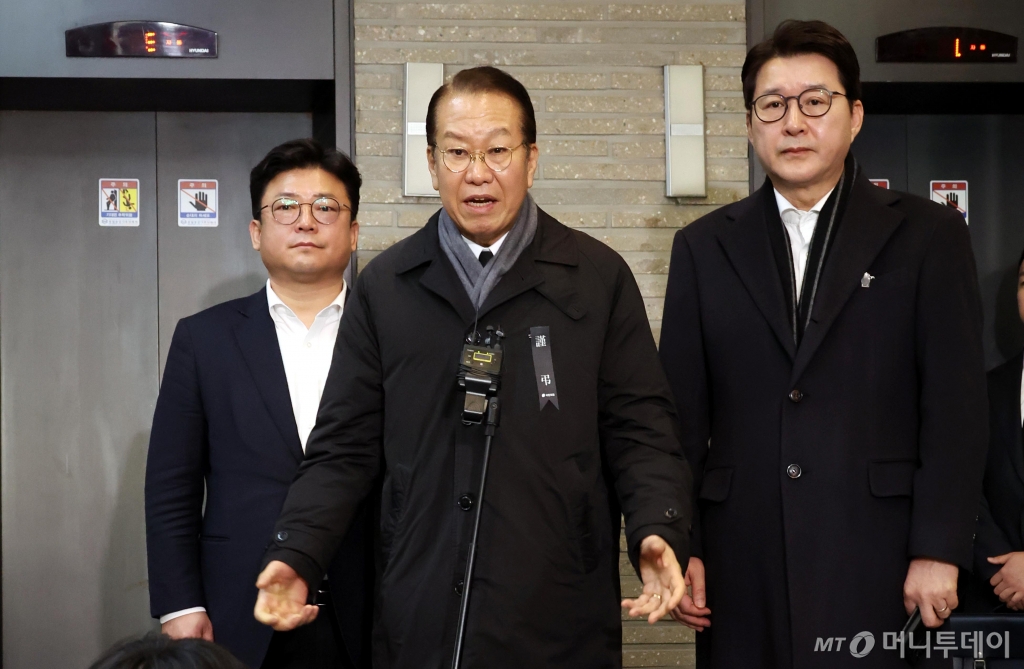 [서울=뉴시스] 조성봉 기자 = 권영세 국민의힘 비상대책위원장이 1일 오전 서울 여의도 국민의힘 중앙당사에서 열린 현안관련 비공개 회의를 마치고 취재진의 질문에 답변하고 있다. 2025.01.01 suncho21@newsis.com /사진=조성봉