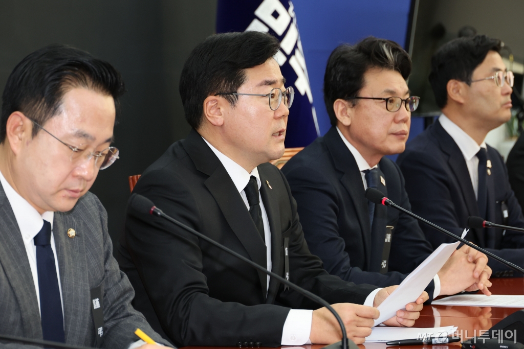 [서울=뉴시스] = 박찬대 더불어민주당 원내대표가 31일 오전 서울 여의도 국회에서 열린 원내대책회의에서 발언하고 있다. 2024.12.31. 