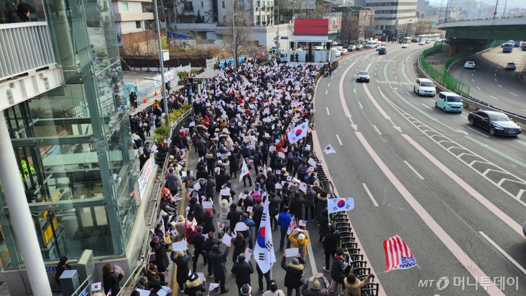 서울 용산구 한남동 대통령 근처에 1일 오전 대통령 지지자들이 모였다. /사진=송정현 기자