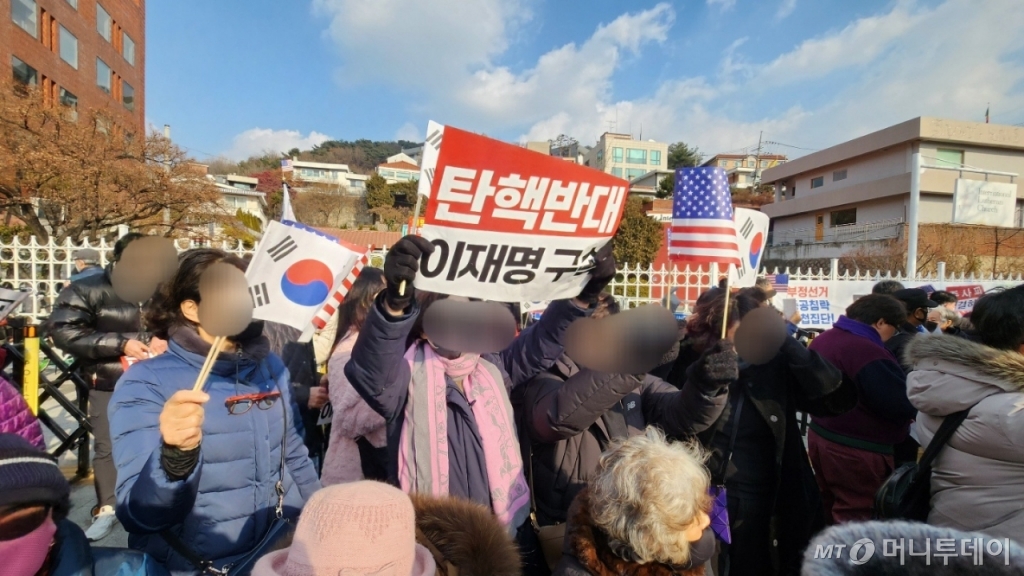 서울 용산구 한남동 대통령 관저 근처에 1일 오전 대통령 지지자들이 모였다. 이들은 '탄핵반대' '이재명 구속' 등이 적힌 피켓을 들고 집회를 벌였다. /사진=송정현 기자