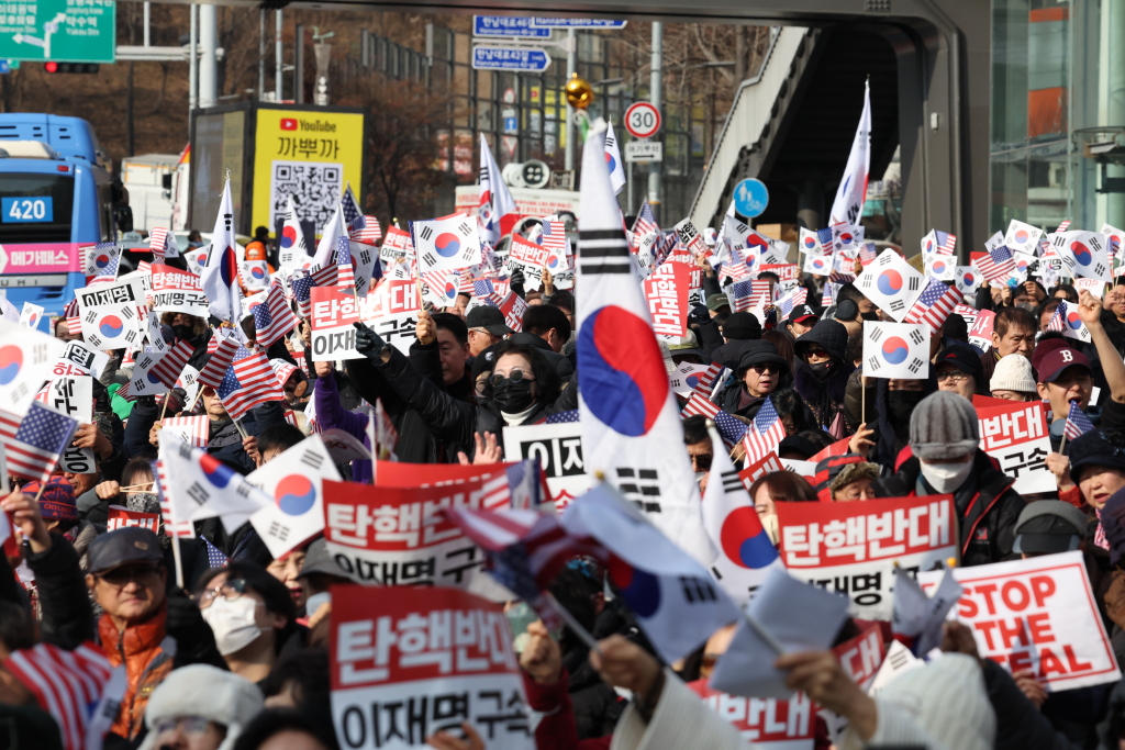 1일 오후 서울 용산구 한남동 대통령 관저 인근에서 윤석열 대통령 지지자들이 탄핵 반대 시위를 하고 있다.이날 오동운 고위공직자범죄수사처장은 기자들과 만나 대통령경호처가 관저 문을 열지 않을 경우 이 행위가 공무집행방해에 해당한다고 경고했다./사진=뉴시스