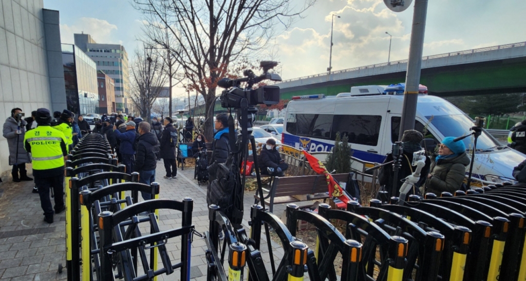 서울 용산구 한남동 대통령 근처에 1일 오전 윤석열 대통령에 대한 체포영장 집행을 촉구하는 시민들이 모였다./사진=송정현 기자