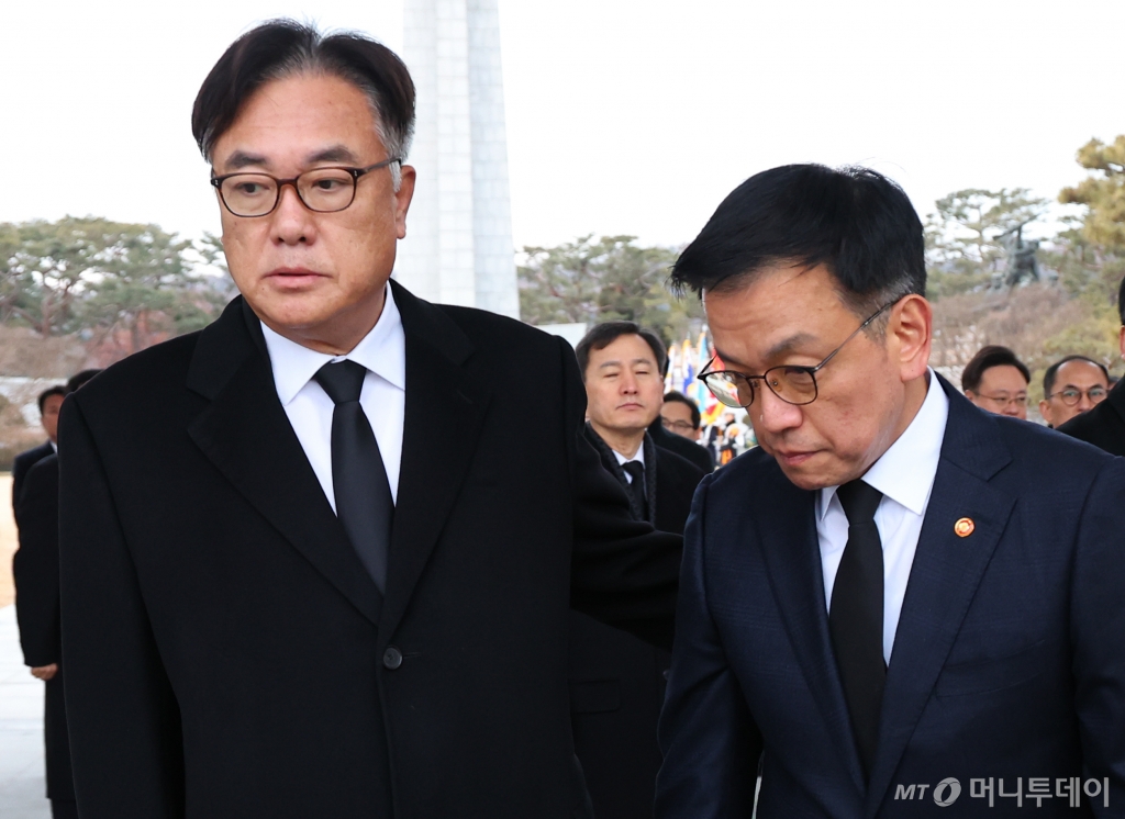 최상목 대통령 권한대행 부총리 겸 기획재정부 장관과 정진석 대통령 비서실장이 2025년 을사년 새해 첫날인 1일 서울 동작구 국립서울현충원을 찾아 현충탑 참배 뒤 대화를 나누고 있다. /사진=뉴시스 /사진=최진석