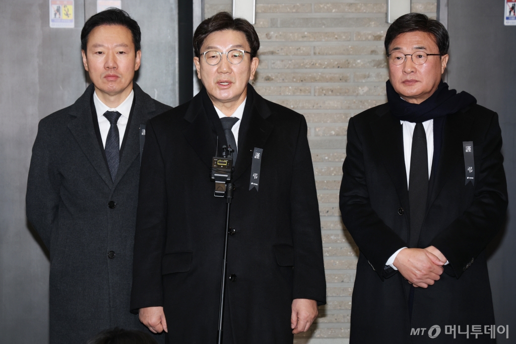 권성동 국민의힘 원내대표가 2025년 을사년(乙巳年) 첫 날인 1일 오전 서울 여의도 당사에서 현안 관련 비공개 회의를 마치고 나서며 취재진의 질문에 답하고 있다. 2025.1.1/사진=뉴스1