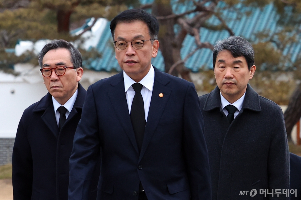 최상목 대통령 권한대행 부총리 겸 기획재정부 장관이 2025년 을사년 새해 첫날인 1일 서울 동작구 국립서울현충원을 찾아 참배를 위해 국무위원들과 현충탑으로 향하고 있다. 2025.01.01 /사진=뉴시스