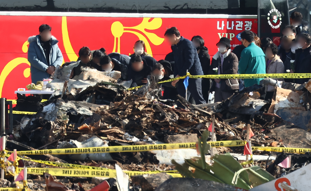 1일 오전 전남 무안군 무안국제공항 제주항공 여객기 참사 현장에서 유가족들이 위령제를 지내고 있다./사진=뉴스1