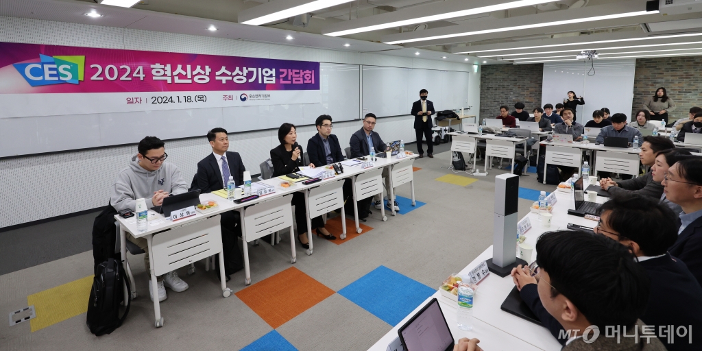 [서울=뉴시스] 김금보 기자 = 오영주 중소벤처기업부 장관이 서울 용산구 서울창조경제혁신센터에서 열린 'CES 2024 혁신상 수상기업 간담회'에서 모두발언을 하고 있다. 2024.01.18. /사진=김금보
