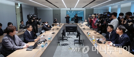 박형욱 대한의사협회 비상대책위원장이 19일 오후 서울 용산구 대한의사협회에서 열린 '국회-대한의사협회·대한전공의협의회 간담회'에서 발언하고 있다. 간담회에는 국회 김영호 교육위원장, 박주민 보건복지위원장, 박형욱 대한의사협회 비상대책위원장, 박단 대한전공의협의회 비상대책위원장이 참석했다./사진=[서울=뉴시스] 김금보 기자