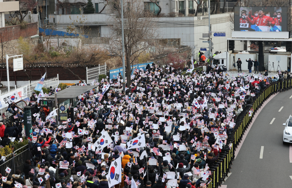 1일 오후 서울 용산구 한남동 대통령 관저 인근에서 윤석열 대통령 지지자들이 윤 대통령에 대한 법원의 체포영장 발부 규탄 집회를 하고 있다. /사진=뉴스1