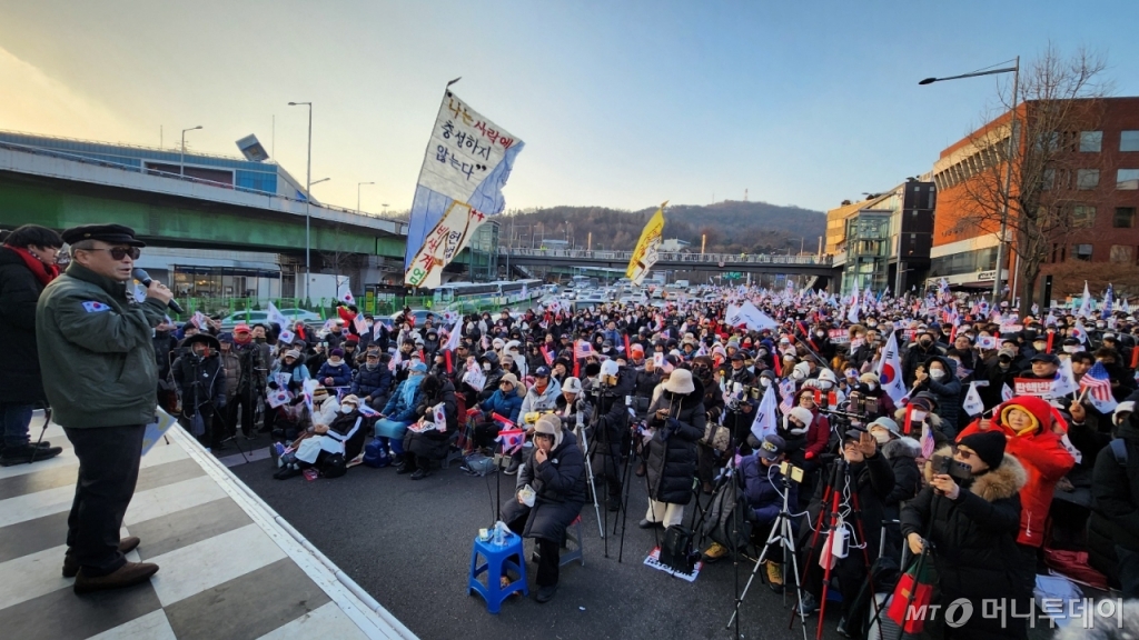 1일 오후 서울 용산구 한남동 대통령 관저 인근에서 윤석열 대통령 지지자들이 윤 대통령에 대한 법원의 체포영장 발부 규탄 집회를 하며 경광봉과 태극기를 들어 보이고 있다. /사진=송정현 기자