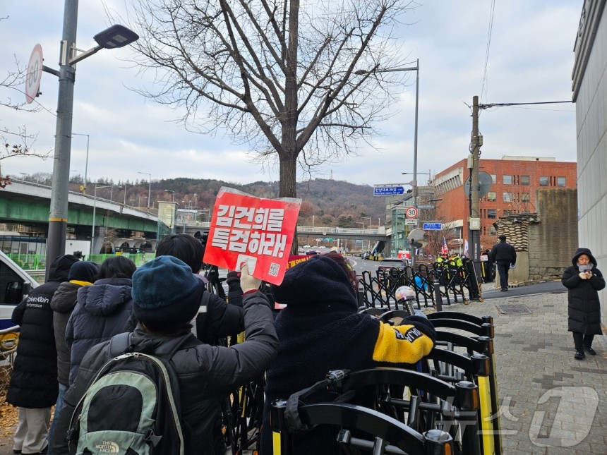 1일 오전 서울 용산구 한남동 대통령 관저 앞에서 윤석열 대통령 파면을 요구하는 시민들이 집회를 열고 있다. /사진= 뉴스1