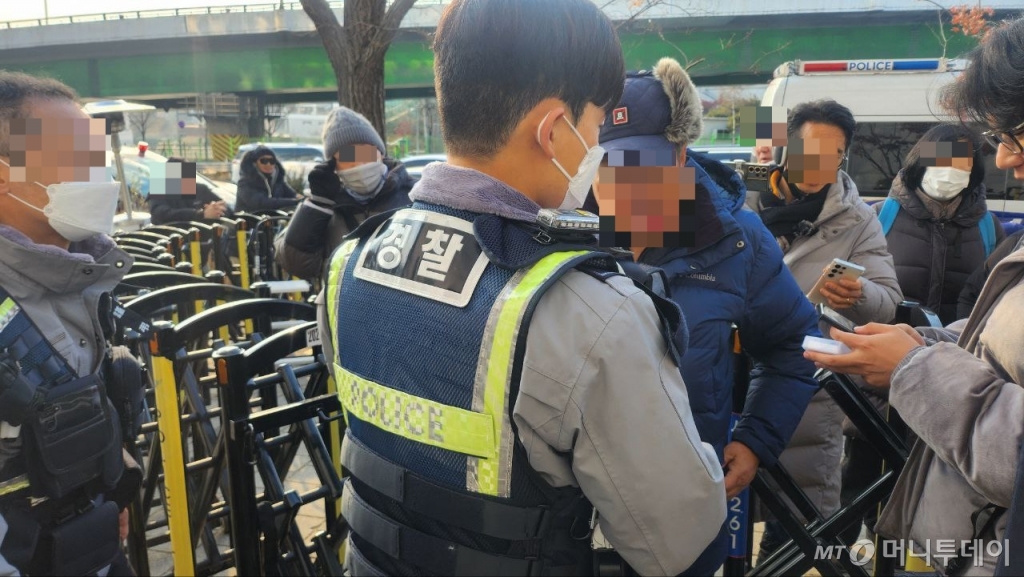 1일 오후 서울 용산구 한남동 대통령 공관 근처에서 한 시민이 '보수유튜버로부터 폭행당했다'며 경찰에 신고했다. 신고를 받고 출동한 경찰이 시민으로부터 관련 진술을 듣고 있다. /사진=송정현 기자