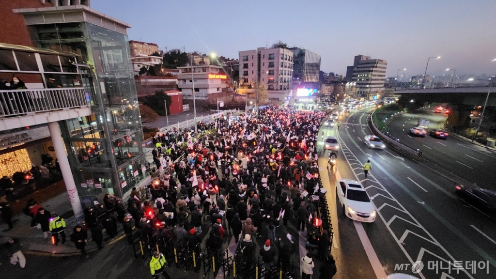 1일 오후 서울 용산구 한남동 대통령 관저 인근에서 윤석열 대통령 지지자들이 윤 대통령에 대한 법원의 체포영장 발부 규탄 집회를 하며 경광봉과 태극기를 들어 보이고 있다. /사진=송정현 기자
