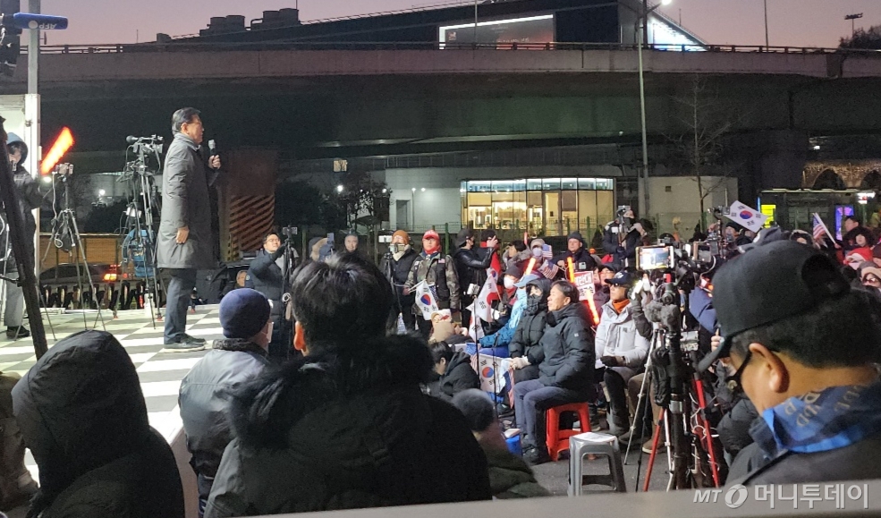 1일 오후 석동현 변호사가 서울 한남동 대통령 공간 근처에서 진행된 보수 단체의 집회에 참석해 발언하고 있다. /사진=송정현 기자