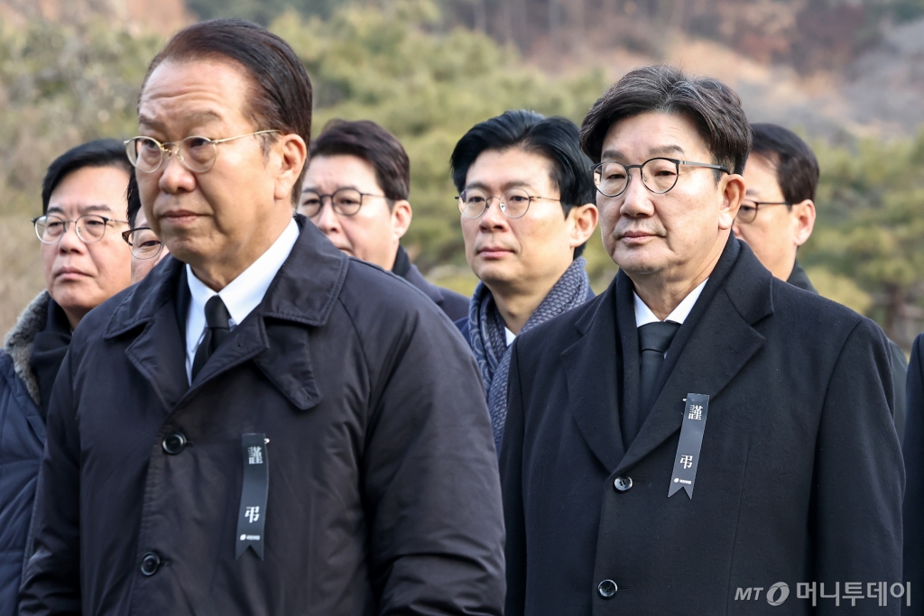 권성동 국민의힘 원내대표(오른쪽)가 2025년 을사년(乙巳年) 첫 날인 1일 오전 서울 동작구 국립서울현충원을 찾아 권영세 비상대책위원장 등 동료 의원들과 함께 참배를 하고 있다. 2025.1.1/사진=뉴스1 /사진=(서울=뉴스1) 민경석 기자