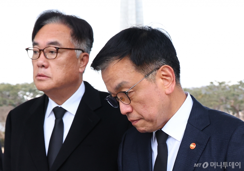 최상목 대통령 권한대행 부총리 겸 기획재정부 장관과 정진석 대통령 비서실장이 2025년 을사년 새해 첫날인 1일 서울 동작구 국립서울현충원을 찾아 현충탑 참배 뒤 대화를 나누고 있다. 한편 이날 정진석 대통령 비서실장 등 수석비서관 이상 참모 전원이 최 대통령 권한대행에 사의를 표했다. 2025.01.01 /사진=뉴시스 /사진=최진석