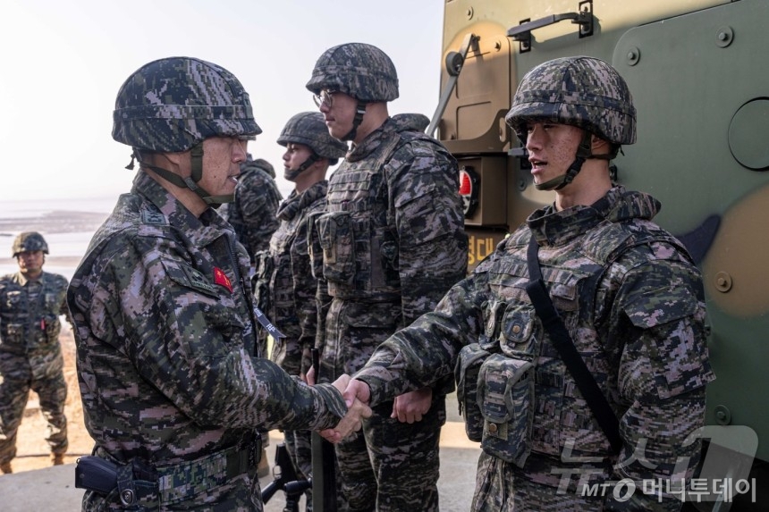 주일석 해병대사령관이 1일 우도경비대를 찾아 방공작전태세를 점검하고 장병을 격려하고 있다./사진제공=해병대사령부 제공