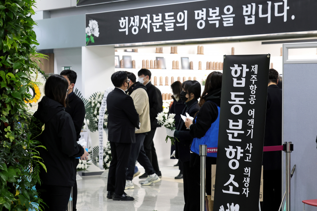 제주항공 여객기 참사 발생 나흘째인 1일 오전 전남 무안국제공항에 마련된 제주항공 참사 합동분향소에서 시민들이 조문하고 있다. (공동취재)/사진=(무안=뉴스1) 김민지 기자