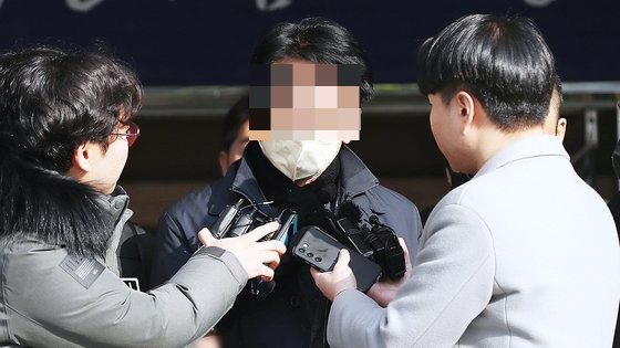 이재명 더불어민주당 대표를 살해하려고 흉기를 휘두른 혐의(살인미수)로 구속된 피의자 김모 씨가 지난해 1월 10일 오전 부산 연제구 연제경찰서에서 검찰로 송치되고 있다. /사진=뉴스1