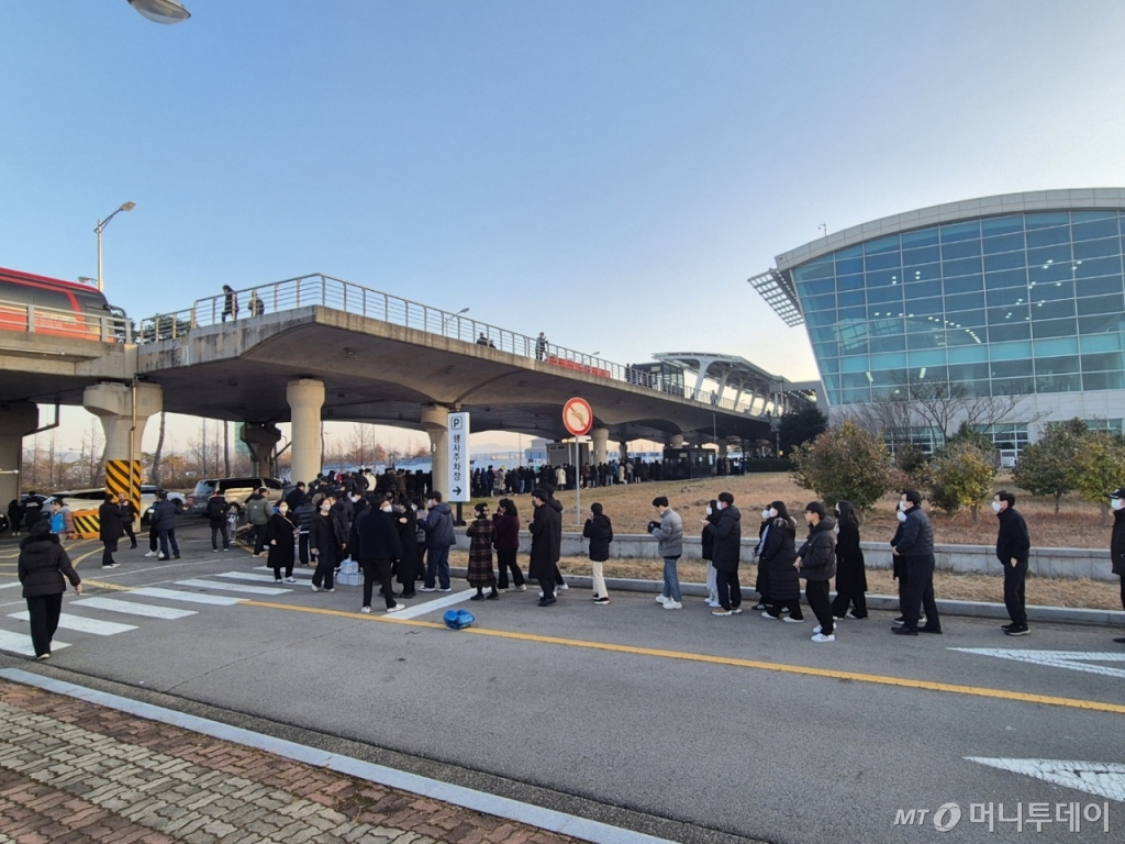 전남 무안국제공항 제주항공 여객기 참사 합동분향소가 전날 무안국제공항 1층 내부에 마련된 가운데 희생자들의 넋을 기리기 위한 조문 행렬이 전국 각지에서 이어졌다. 1일 오후 5시쯤 전남 무안국제공항청사 외부로 조문객들이 줄을 서 있다./사진=박진호 기자
