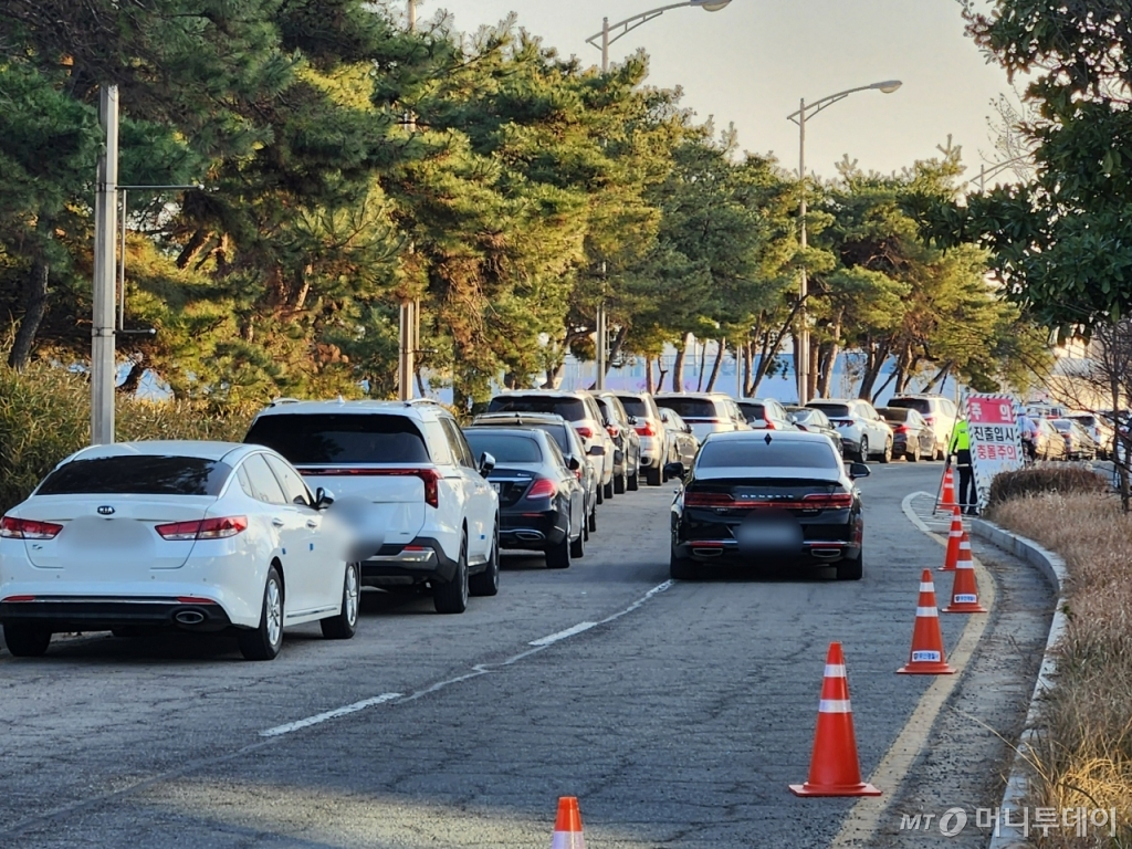 전남 무안국제공항 제주항공 여객기 참사 합동분향소가 전날 무안국제공항 1층 내부에 마련된 가운데 희생자들의 넋을 기리기 위한 조문 행렬이 전국 각지에서 이어졌다. 1일 오후 5시쯤 주차장 내부는 차들로 가득찼고 갓길에도 차들이 빼곡하게 주차됐다./사진=최지은 기자