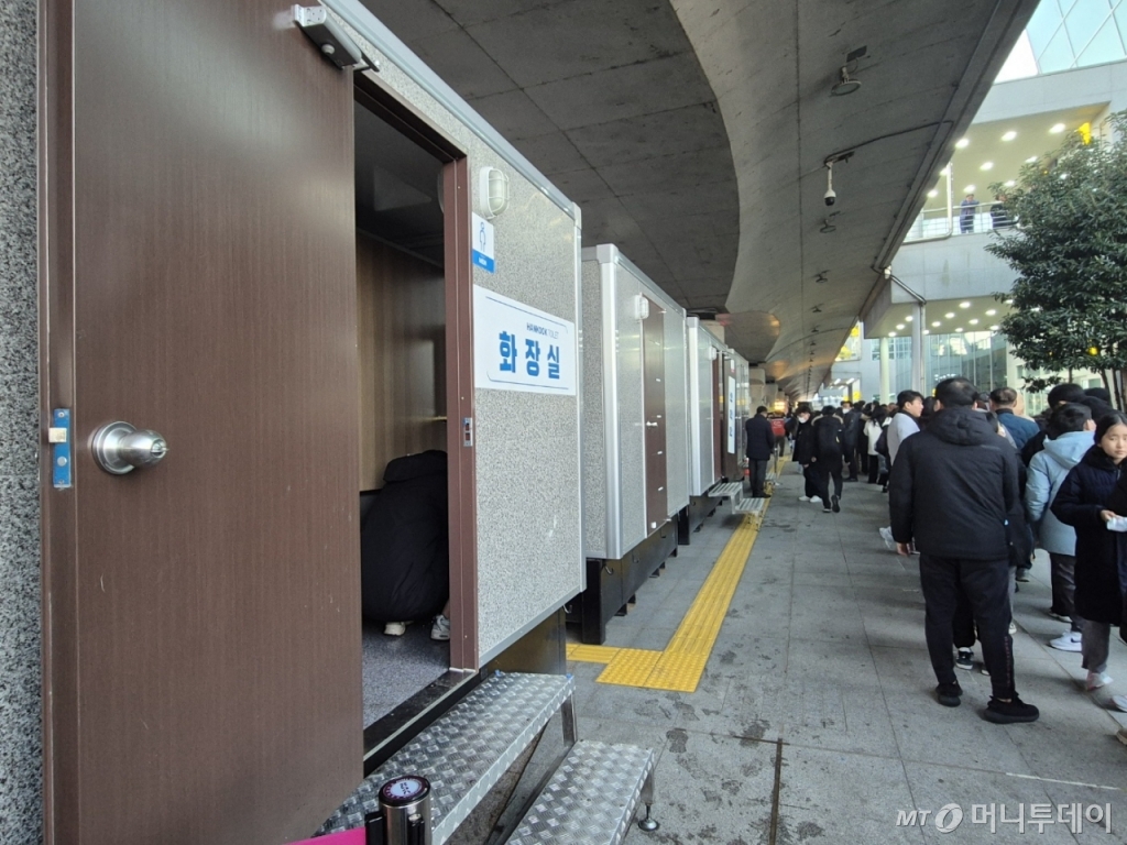 무안군청은 조문객들을 위해 공항 외부에는 남·여 간이화장실 총 4칸을 설치했다./사진=박진호 기자