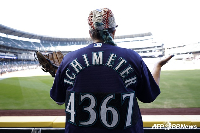 이치로의 미일 통산 안타가 적힌 유니폼을 입고 응원하는 팬. /AFPBBNews=뉴스1