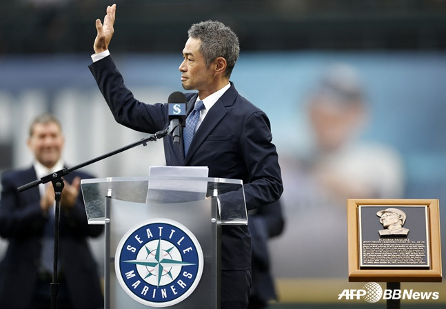 이치로가 2022년 8월 시애틀 명예의 전당 헌액식에서 관중들에게 손을 흔들고 있다. /AFPBBNews=뉴스1