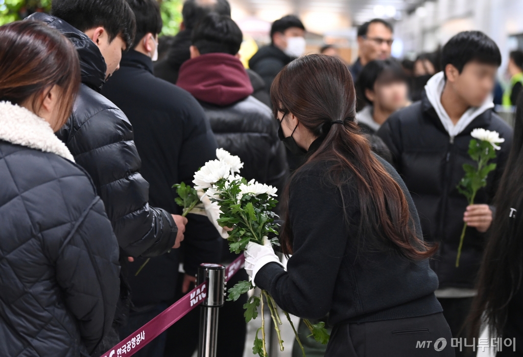(무안=뉴스1) 김민지 기자 = 제주항공 여객기 참사 나흘째인 1일 전남 무안국제공항 여객터미널 1층에 마련된 합동분향소에 시민들의 조문행렬이 이어지고 있다. (공동취재) 2025.1.1/뉴스1 Copyright © 뉴스1. All rights reserved. 무단 전재 및 재배포, AI학습 이용 금지. /사진=(무안=뉴스1) 김민지 기자