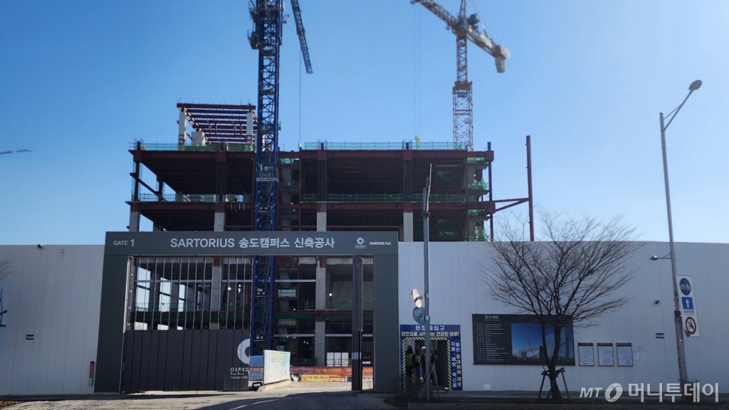 삼성바이오로직스 1캠퍼스 맞은 편에 건설 중인 독일 싸토리우스 송도캠퍼스 신축공사 건설 현장. /사진=정기종 기자
