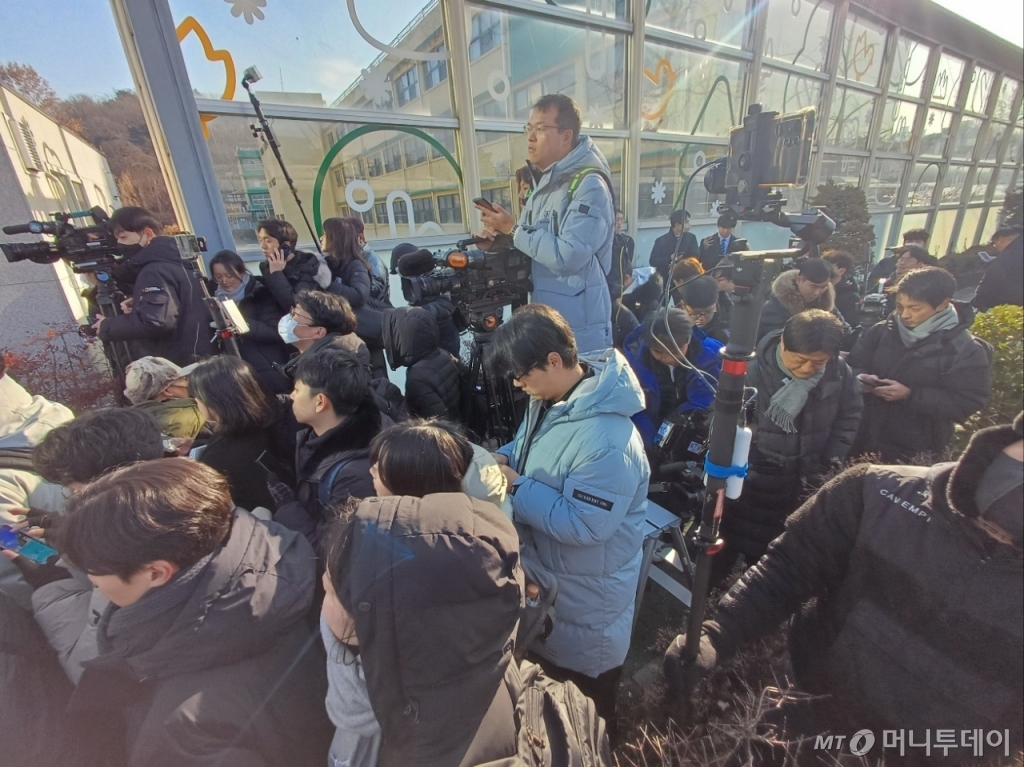 2일 오전 서울 한남동 한남초등학교 앞에 모인 취재진. /사진=오석진 기자 