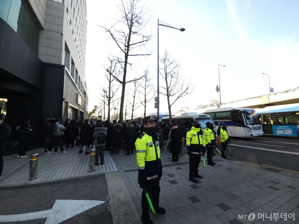2일 오전 서울 한남동 대통령 관저 근처에 모인 유튜버와 취재진./사진=정세진 기자 