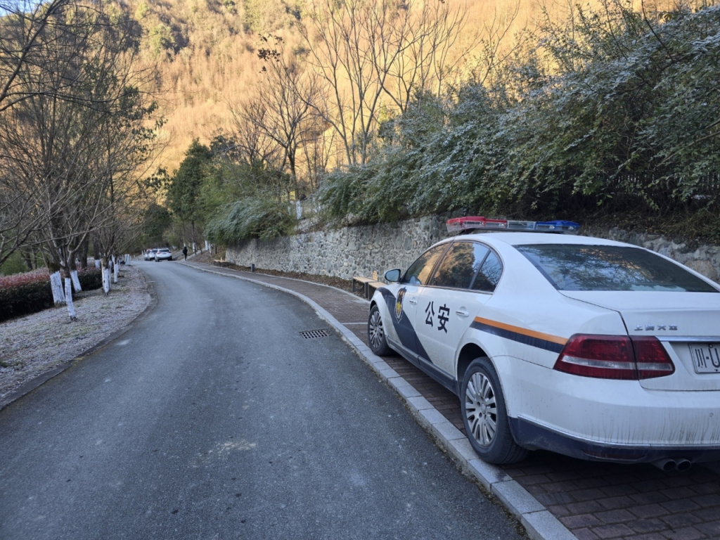 1일 중국 청두 선수핑기지 곳곳에 공안 경찰차가 배치돼 있다.