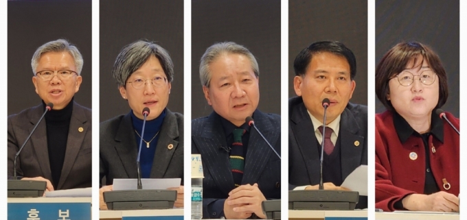 (왼쪽부터) 김택우·강희경·주수호·이동욱·최안나 후보(기호 순)가 지난해 12월10일 서울 용산구 의협회관에서 열린 '제43대 대한의사협회 회장선거 후보자합동설명회'에서 각자의 공약을 발표하고 있다. /사진=정심교 기자 