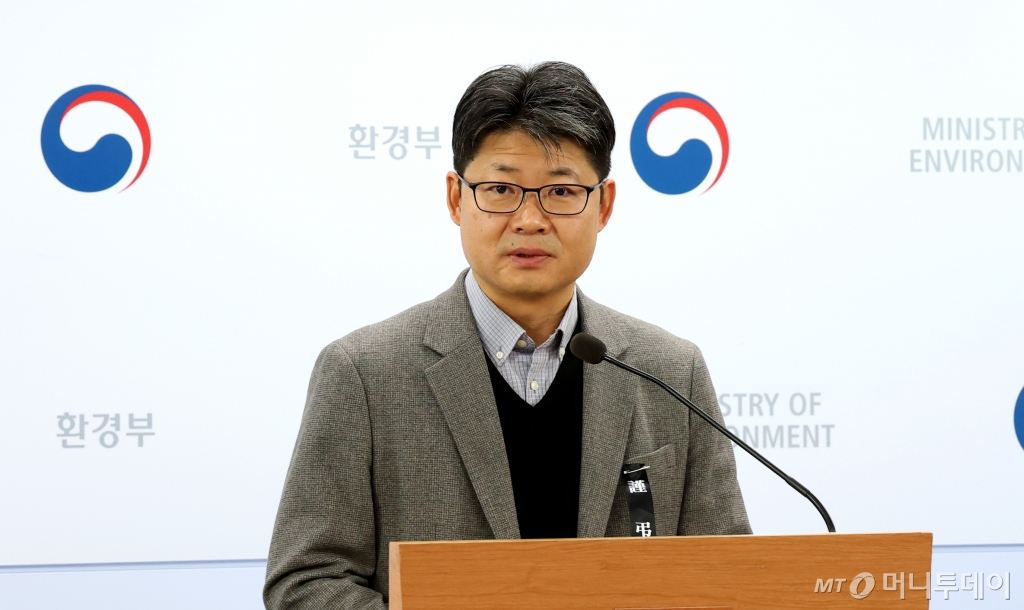 (세종=뉴스1) 김기남 기자 = 오일영 환경부 대기환경정책관이 2일 세종시 정부세종청사에서 2025년도 전기차 구매보조금 개편 방안 행정예고 내용을 발표하고 있다. 2025년도 전기자동차 관련 예산은 전기승용차 7,800억 원, 전기승합차 1,530억 원, 전기화물 5,727억 원이며 전기차 보조금 개편 방안은 성능.안전성 제고 및 구매부담 완화 등 세가지를 고려하여 준비하였다고 밝혔다.2025.1.2/뉴스1