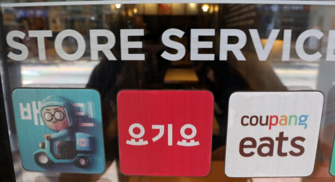 ▲서울 강서구의 한 음식점 앞에 배달앱 3사 스티커가 붙어 있다. /사진=뉴시스