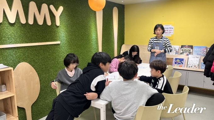 ▲강동어린이식당에서 자유롭게 놀이 시간을 갖는 아이들/사진=신재은 기자